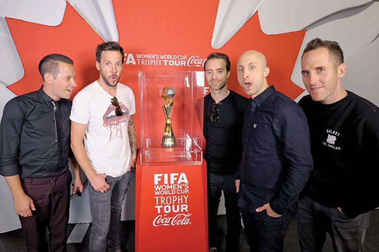 simple-plan-visiting-the-fifa-womens-world-cup-trophy