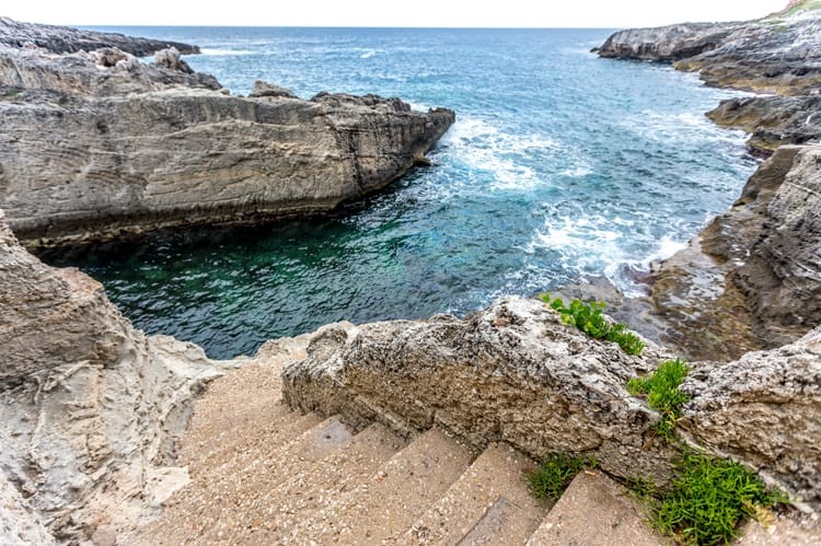 The sea crashes up against the rocks for an atmosphere like no other at Marina di Novaglie’s Ristorante Lo Scalo